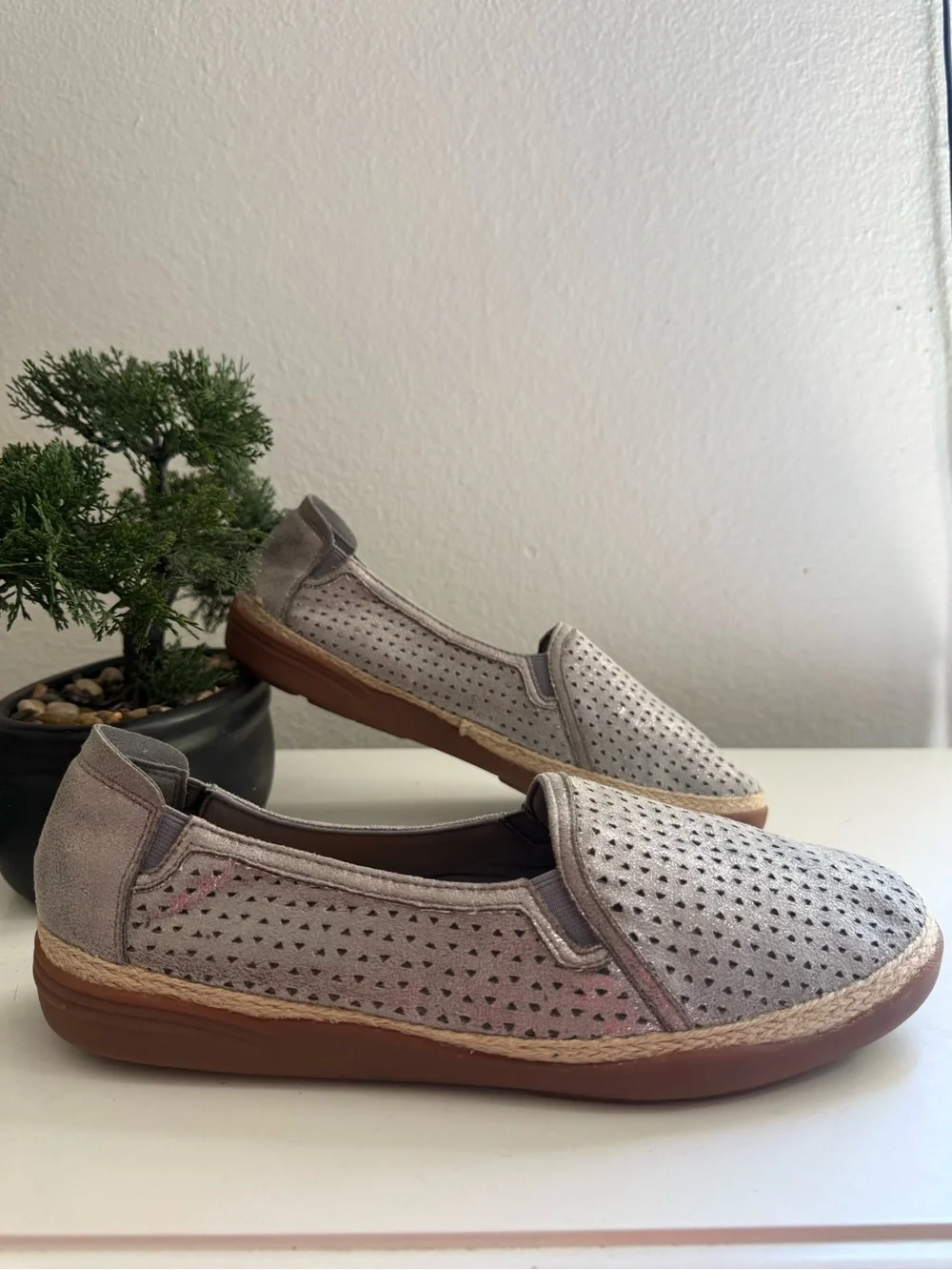 Clarks Elaina Ruby women size 11  Silver Metallic Perforated Slip-On Espadrille